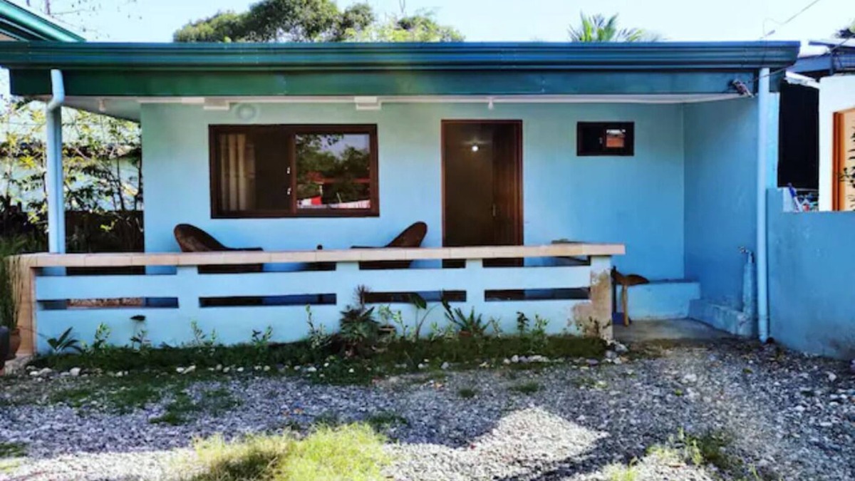 Urdaneta City House | Entire House with karaoke machine, wifi, netflix.