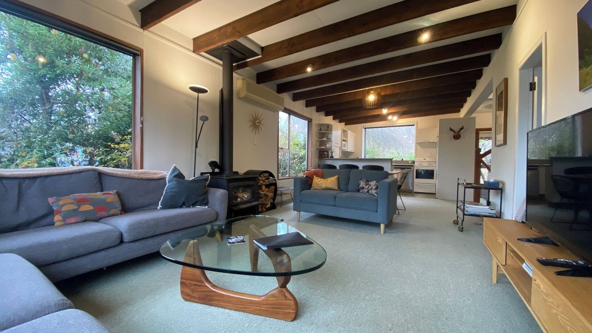 Albert Town House | Entire house with tranquil garden, cosy and private, by the river