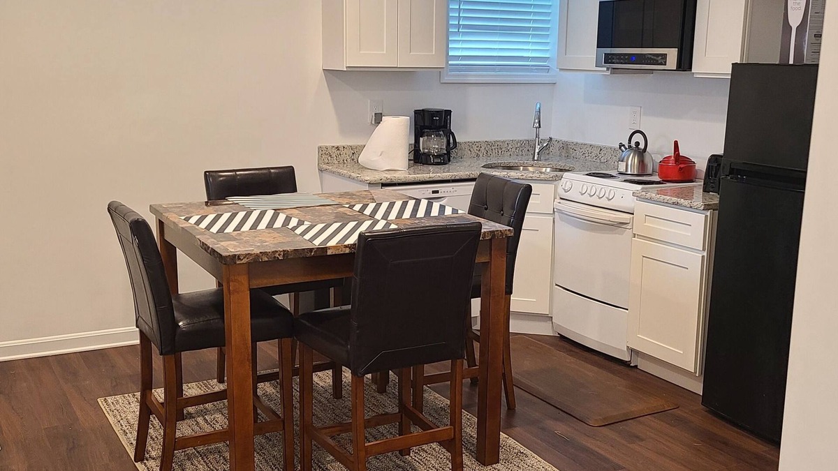 Linden Apartment | Entire Lovely Apt* 5 Miles to EWR* Free Parking