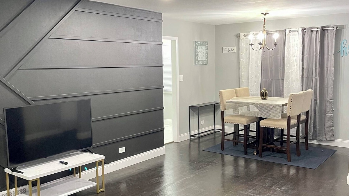 Chicago Heights House | Entire Luxurious Home. Free parking+Fast Wi-Fi Central Location. Private Getaway
