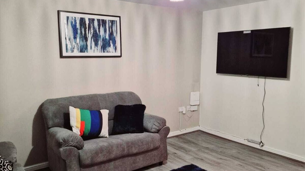 Wigan House | Entire luxurious 3 bedroom house in Wigan,Greater Manchester with free parking.