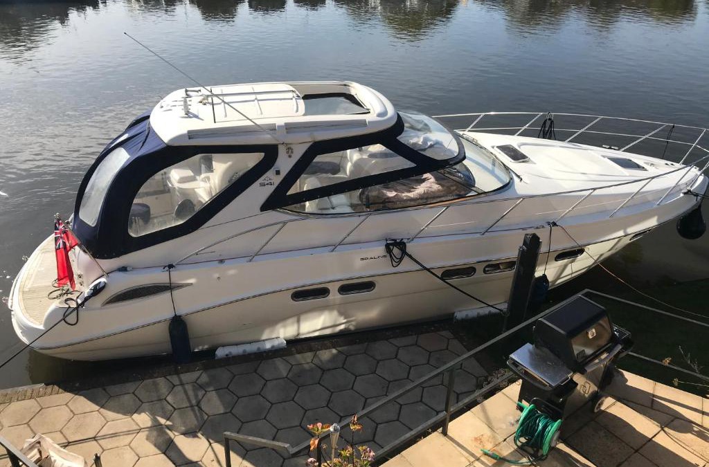 Runnymede Boat Rental | ENTIRE LUXURY MOTOR YACHT 70sqm - Oyster Fund - 2 double bedrooms both en-suite - HEATING sleeps up to 4 people - moored on our Private Island - Legoland 8min WINDSOR THORPE PARK 8min ASCOT RACES Heathrow WENTWORTH LONDON Lapland UK Royal Holloway