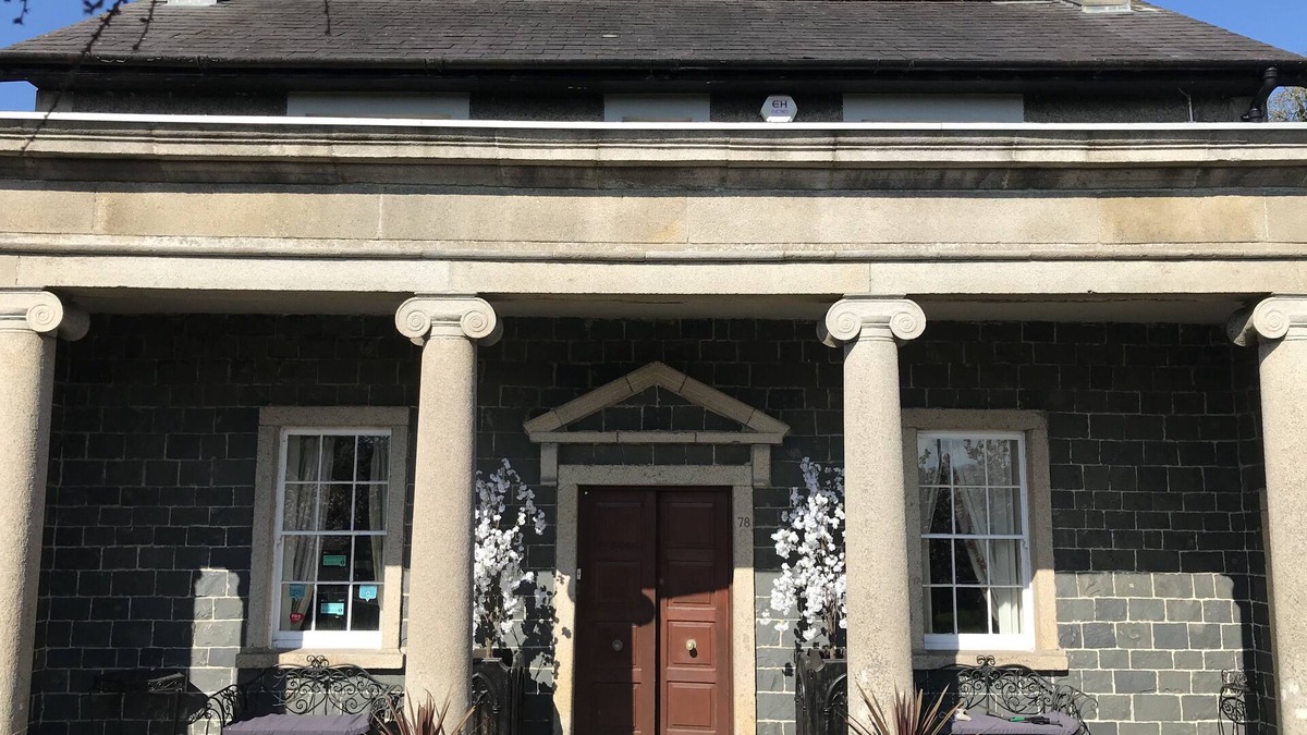 Downpatrick House | Entire Luxury Period Home with 8 Bedrooms and Hot Tub, Disco room 7 Bar