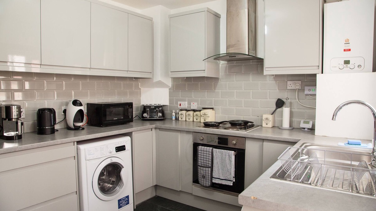 Belle Vue House | Entire Modern Home in Manchester For You