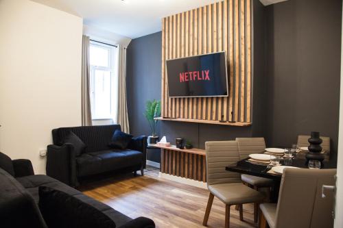 Belle Vue House | Entire Modern Home in Manchester and Near Peak District