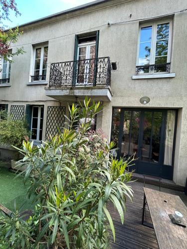 Vignerons House | Entire Parisian garden house, Vincennes