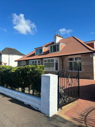 Glasgow Apartment | Entire Private 1 Bedroom - Guest Suite in Glasgow