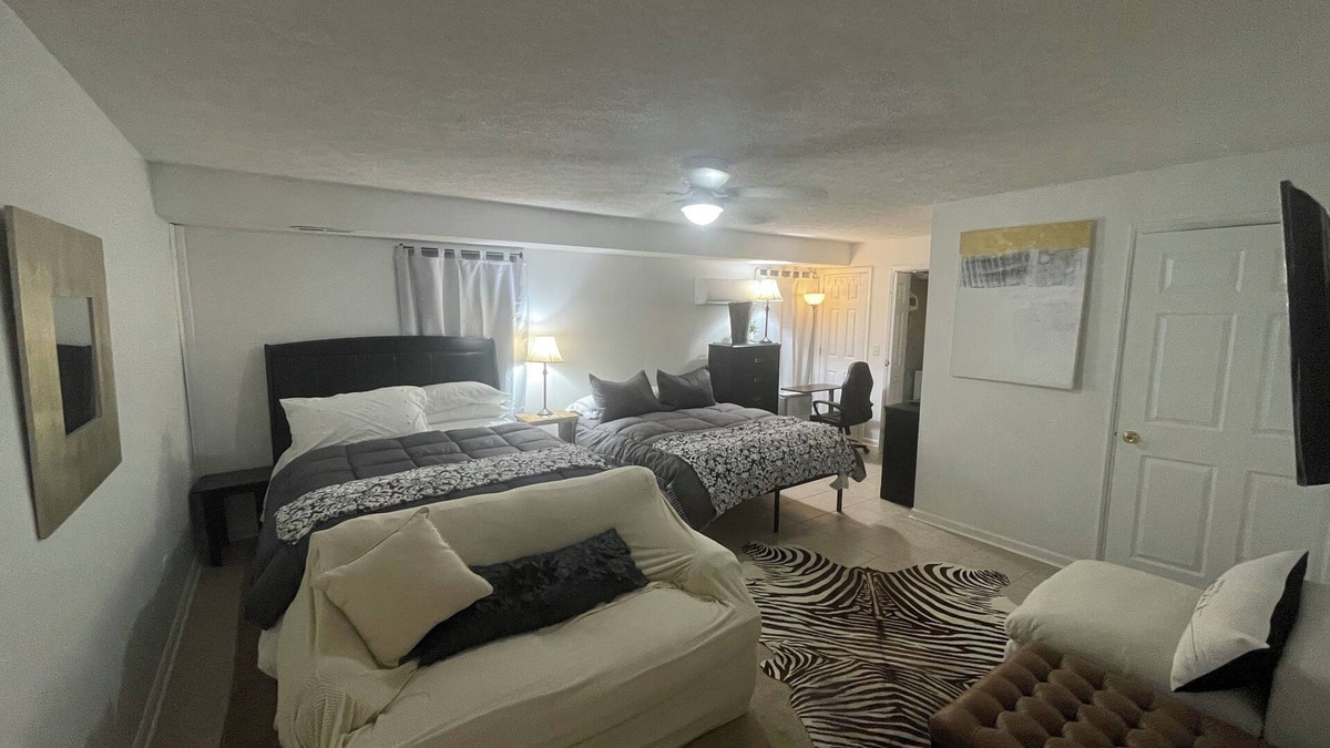 Klondike Apartment | Entire Private Apartment, 2 Queens, Kitchen, Laundry Room, Large Dining Table