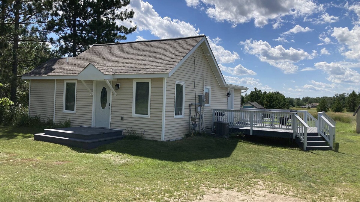 Bemidji House | Entire private cozy home near downtown Bemidji. Ideal for Couples & Individuals!