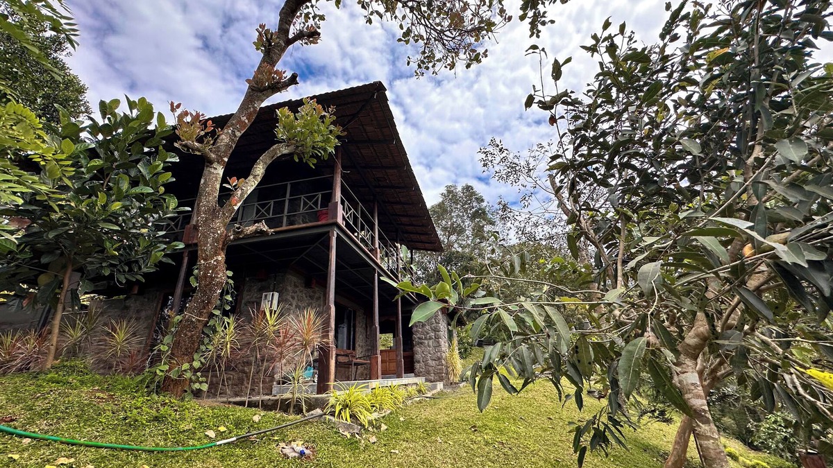 Udumbanchola Cottage | Entire Property:1BHK Cottage with Attic,Kitchen & Sunset View Deck |Near Munnar