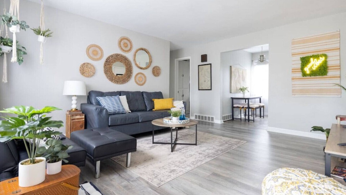 Strongsville Apartment | Entire Secluded House Close To CLE Airport & BWU