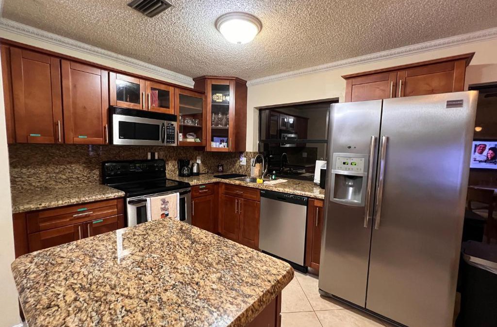 Survey Creek House | Entire Single Family home 3 bed 2 bath in water front big cozy back yard view