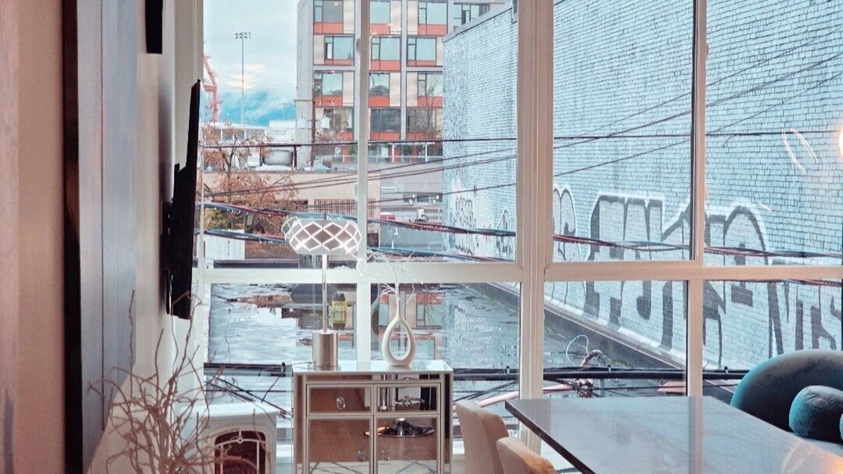 Downtown Eastside Apartment | Entire Space of Modern Apartment in Downtown Vancouver Neighbourhood