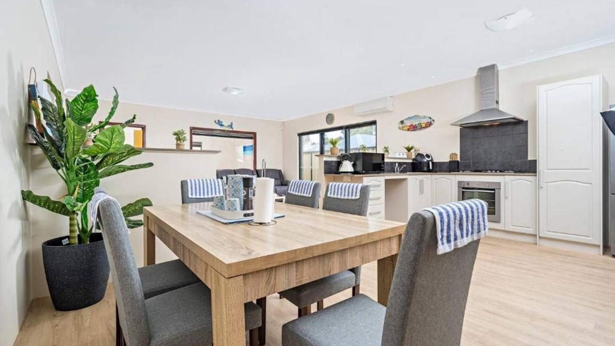 Beachlands House | Entire Spacious 4 BR Home near Beach, Foreshore, City Centre- Fantastic Location