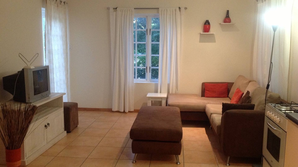 Summerstrand Cottage | Entire Spacious Flatlet To Yourself 1.5km away from the stunning beachfront