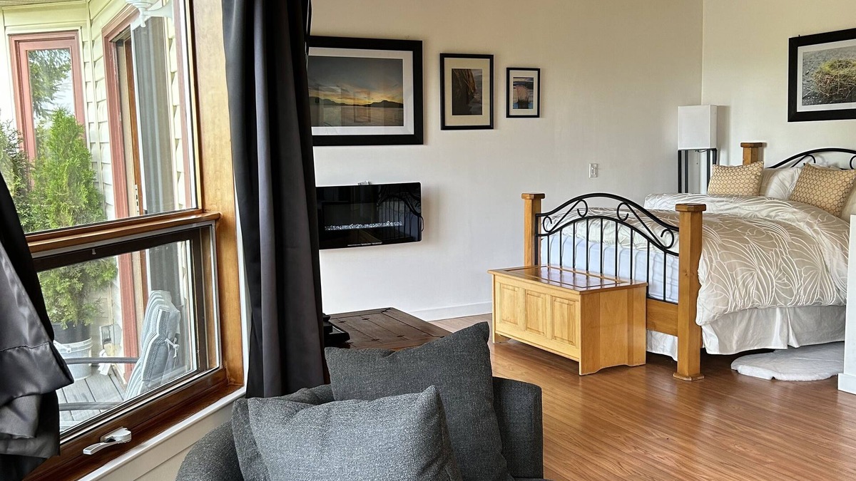 Salt Spring Island House | Entire Suite, Ocean, mountain view, hot tub, next to Mountain Maxwell park.
