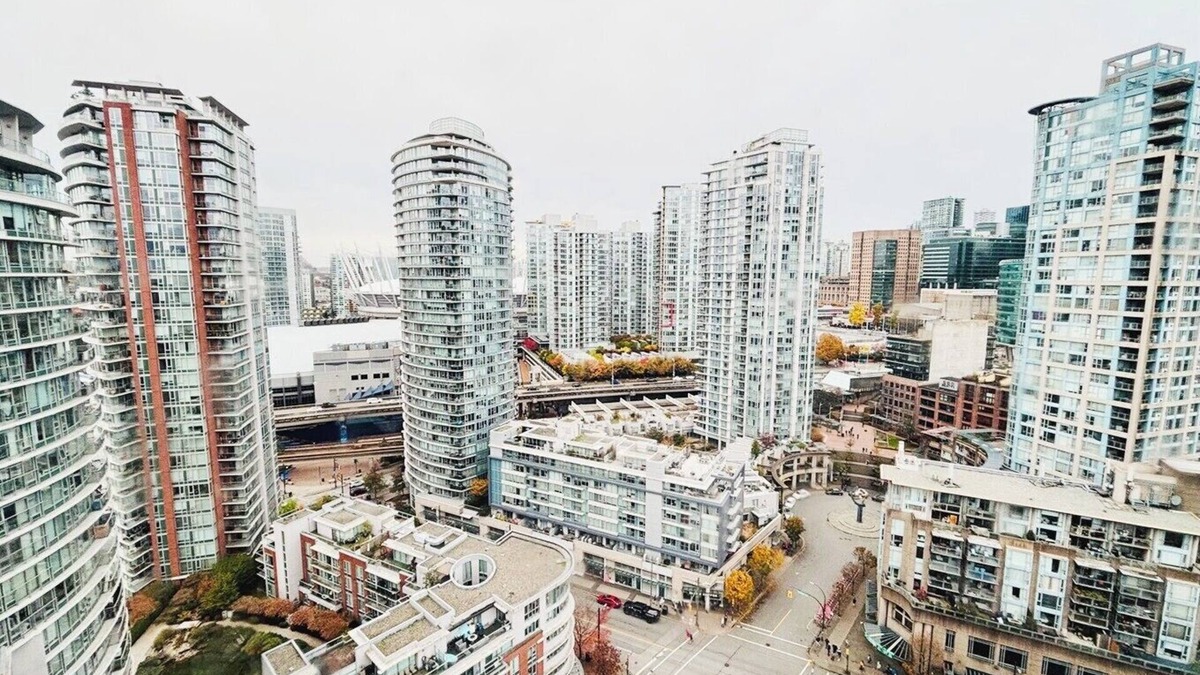 Chinatown Condo | Entire Suite, High FL with a Stunning Downtown View + 1 Free Underground Parking