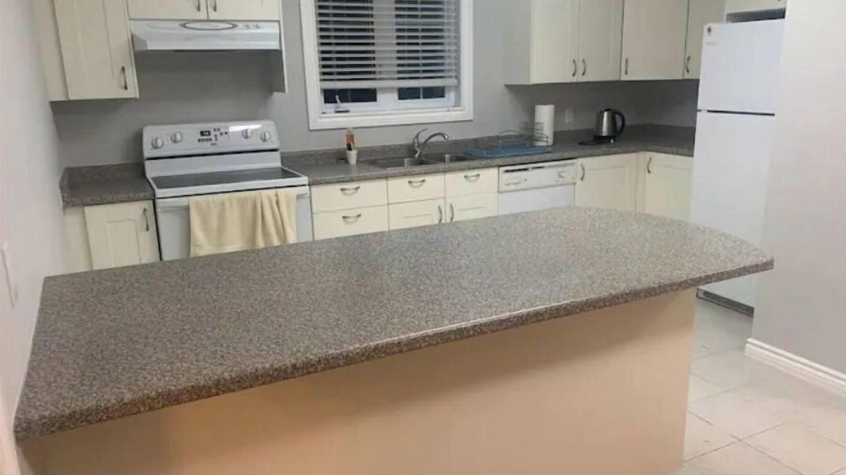 Orangeville House | Entire top floor huge 1 bedroom apt private entry!