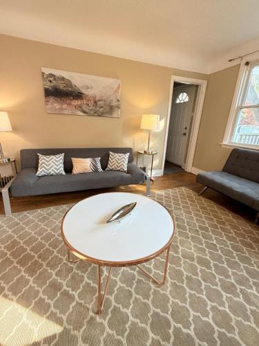 Burlington House | Entire Two Bedrooms Bungalow- Walking distance to Burlington Downtown- Sleeps 6