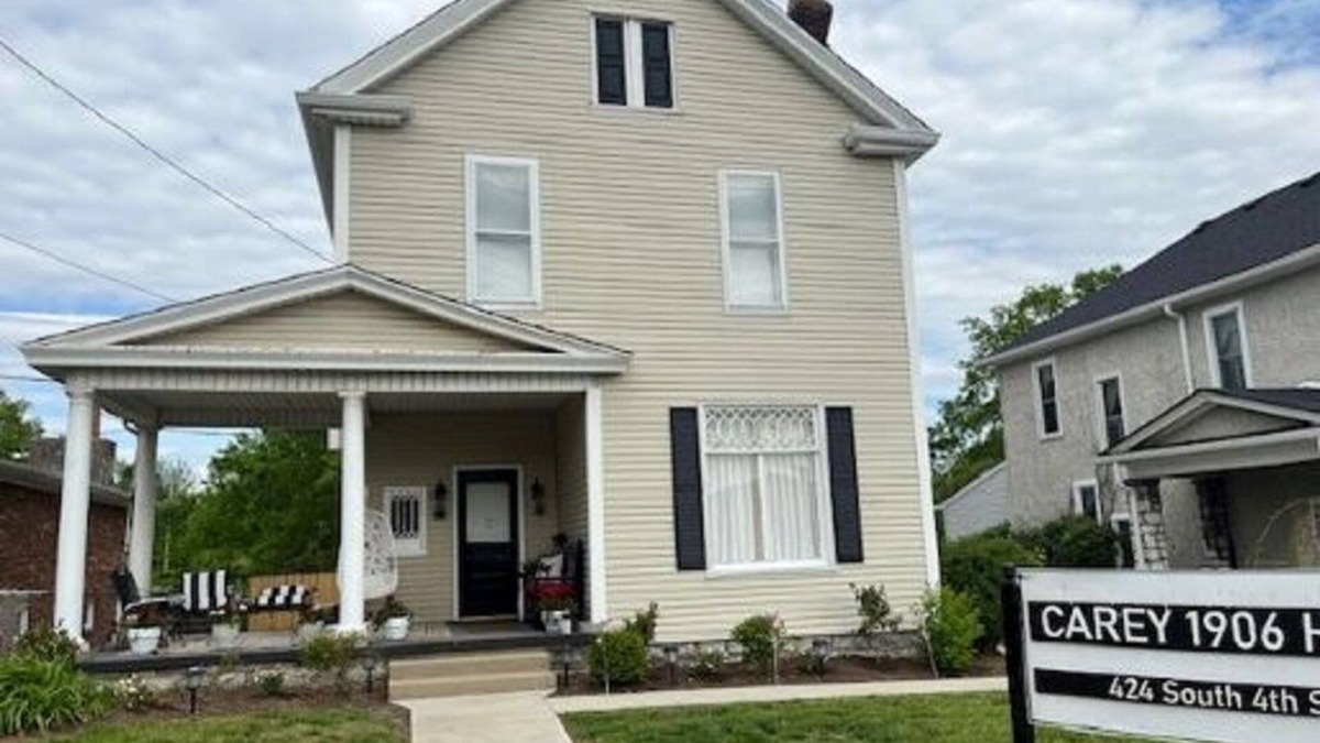 Danville House | Entire Two story 4 bed/2 full bath. Historical home only steps to Centre college