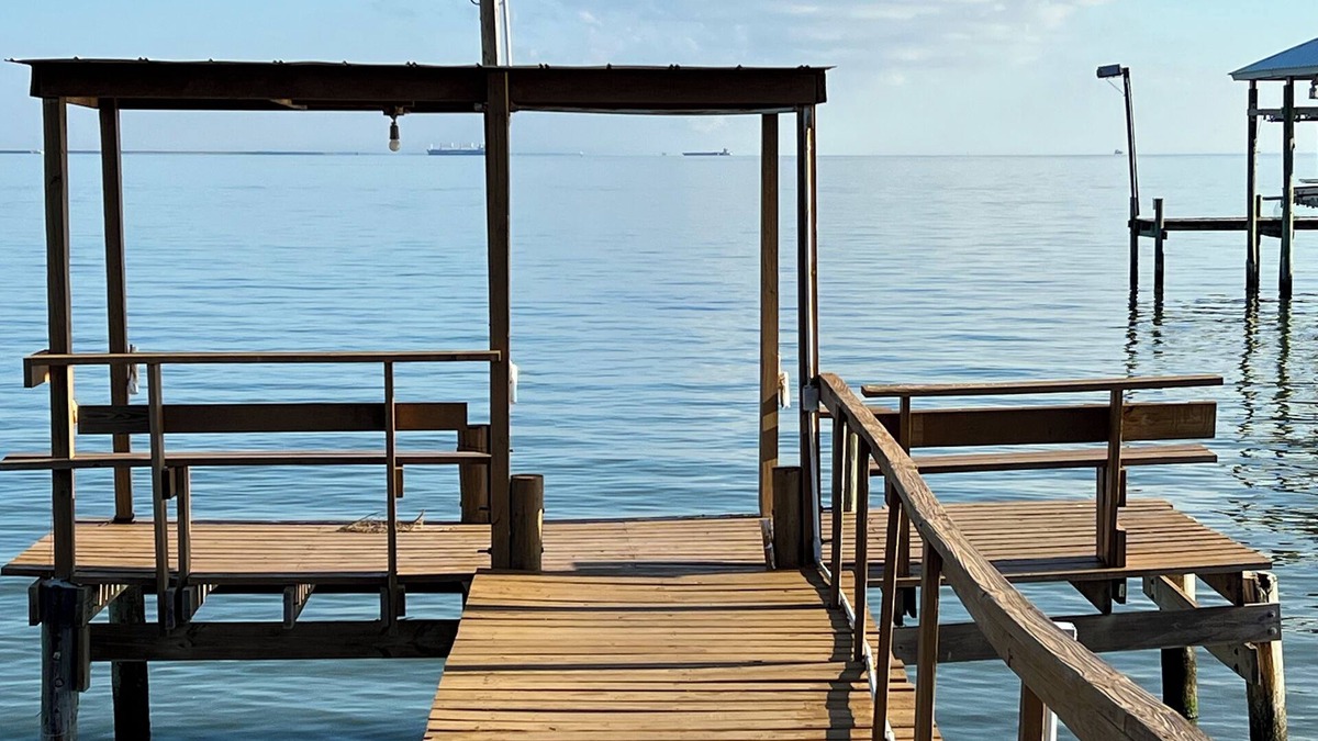 San Leon House | Entire Waterfront Home with 110Ft lighted private Fishing Pier on Galveston Bay!