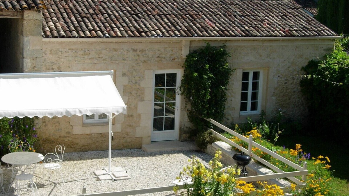 Leogeats House | Entre Vigne et Forêt, Gîte Pour 4 Personnes. Piscine. Animaux Acceptés