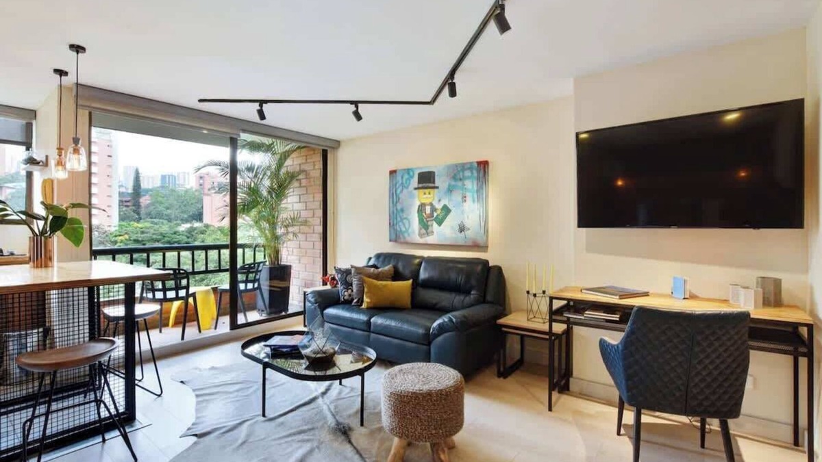 La Florida Apartment | |EP| Modern Provenza Apt w/Balcony, Stylish Design