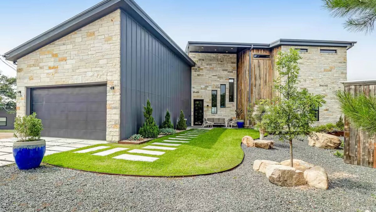 Burnet House | Epic Lakefront Escape/Infinity Pool & Nonstop Vibe