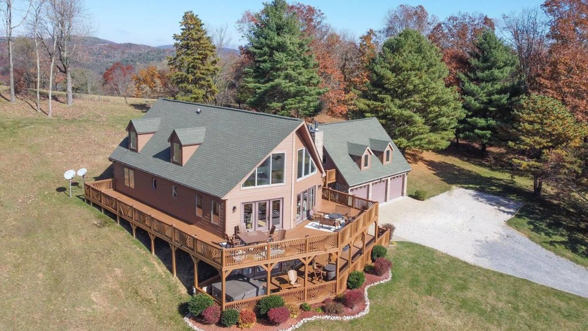 Montebello Ski Chalet | Epic Mountain Views, Hot Tub and Privacy at Harvest Moon Lodge and Retreat!