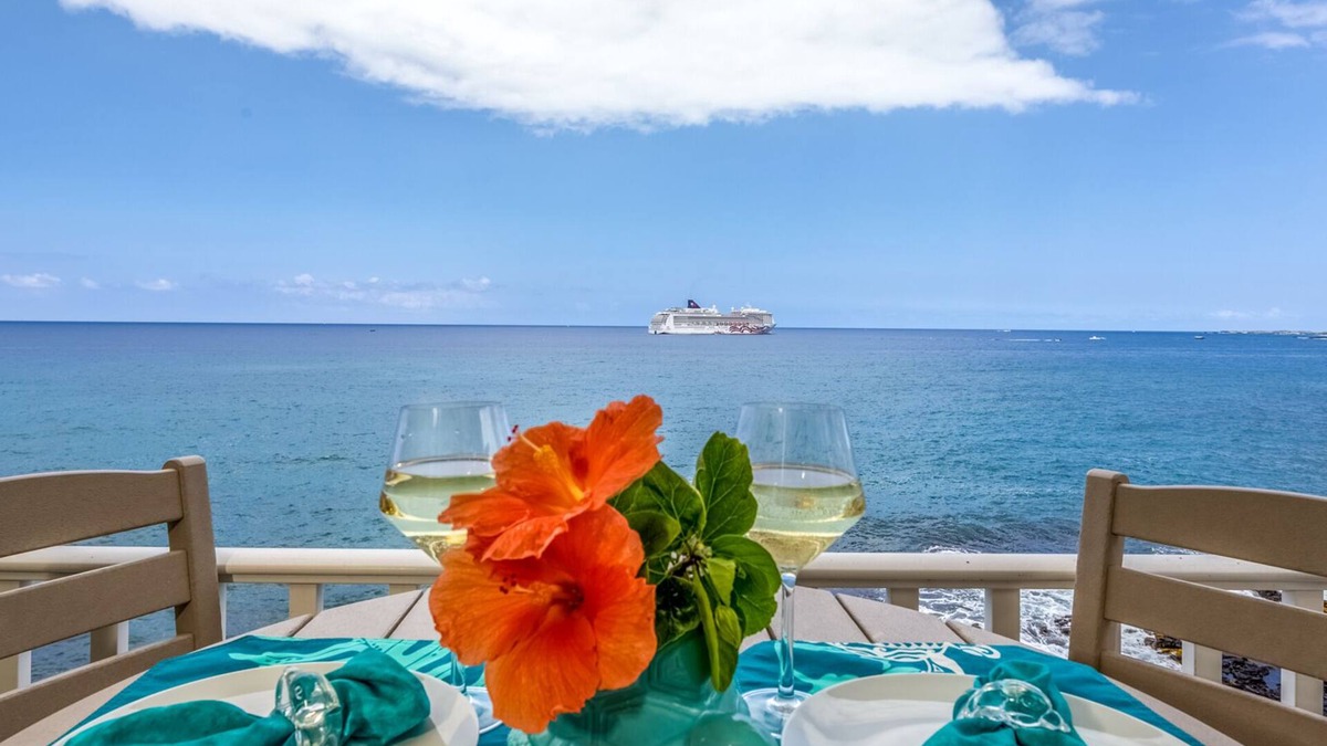 Historic Kailua Village Condo | 🌊 EPIC Oceanfront Condo at Hale Kona Kai #403, TOP FLOOR, ELEVATOR, CENTRAL AC 🐬