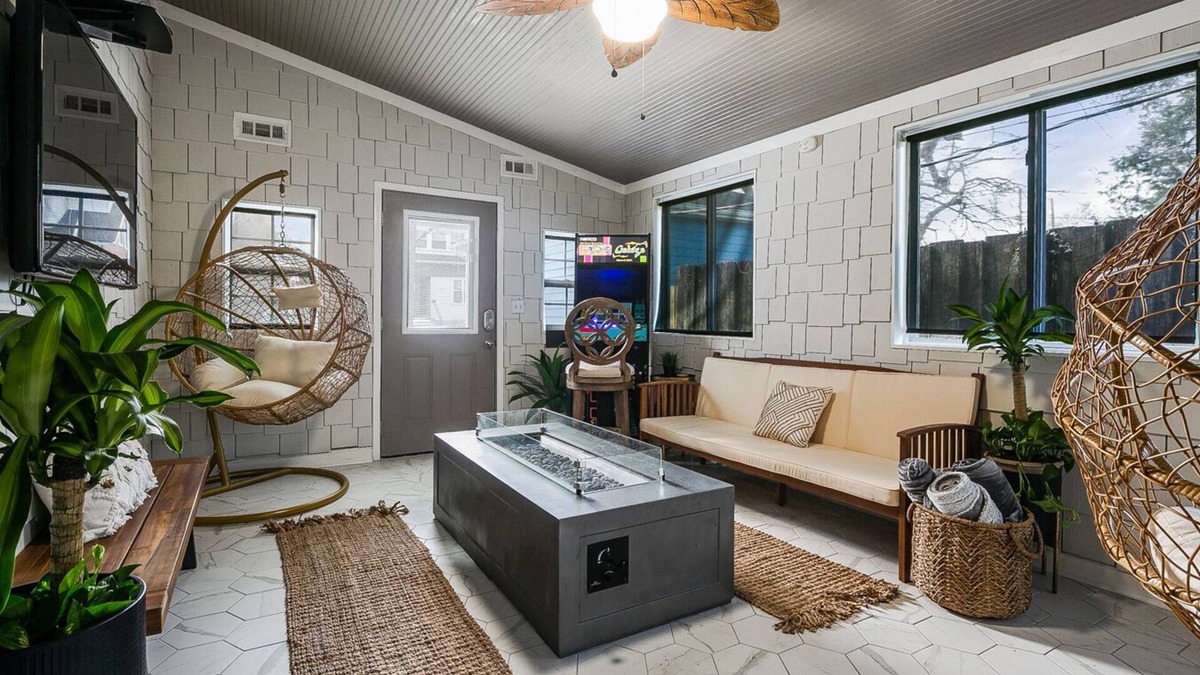 Deer Park House | EPIC STOCKED BARDSTOWN RD 2B2BA HOME WITH INDOOR FIRE TABLE AND 3 PATIOS