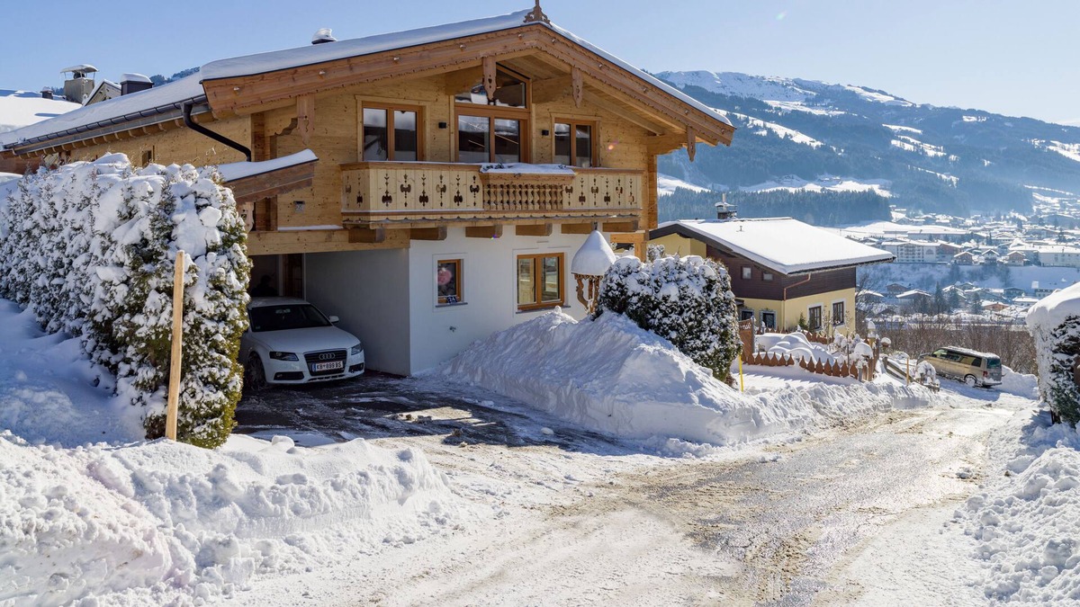 Kitzbuehel Ski Chalet | Equipment Chalet Weinberg Top 2 - "Gaisbergblic