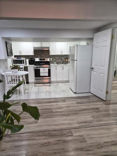 Highland Apartment | Equipped Basement Great Location