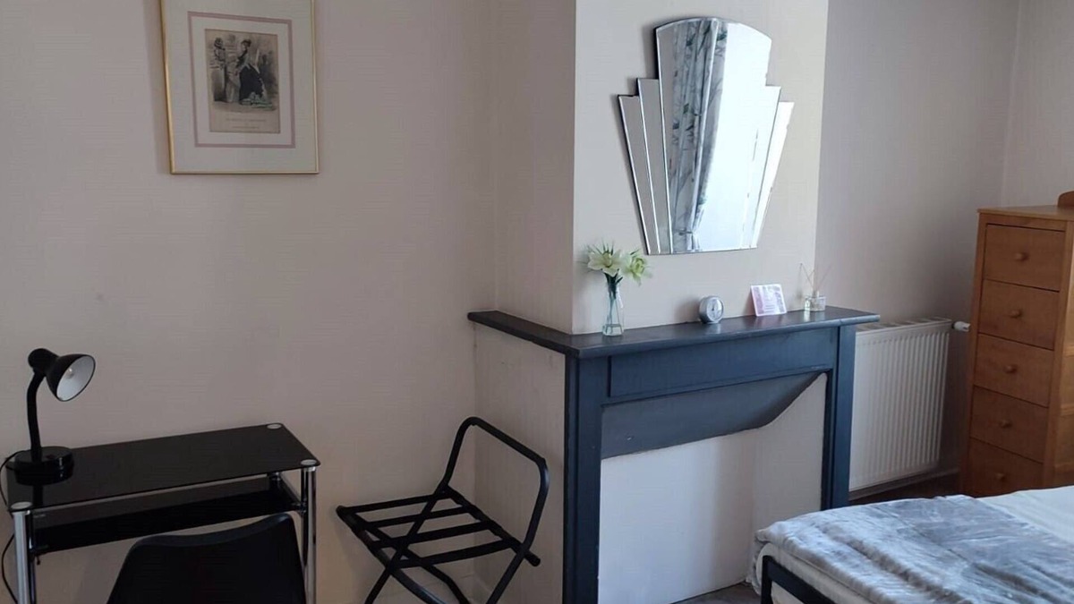 Chalus Apartment | Equipped cosy 1 bedroom apartment in the heart of Chalus a historic market town.