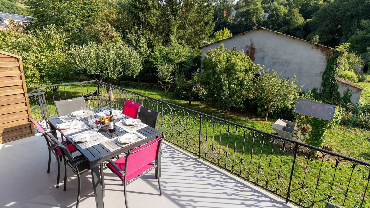 Coupiac House | Equipped house + aveyron village center 120m2 garden terrace wifi 3 bedrooms