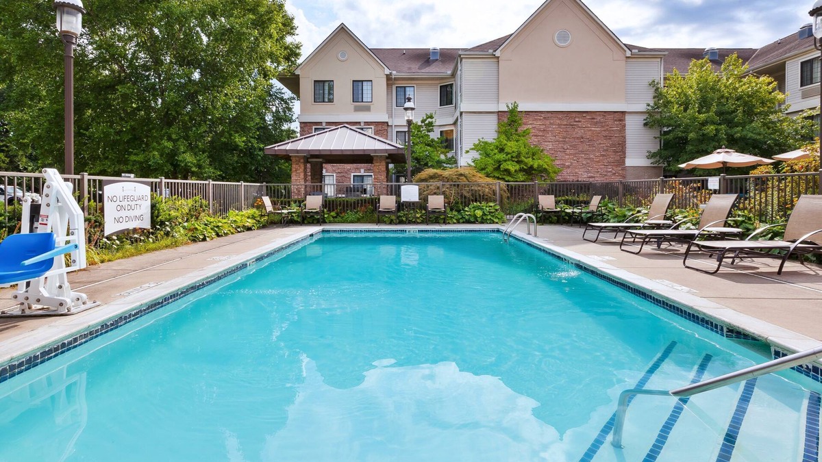 Utica Apartment | Equipped Suite | Free Daily Breakfast, 24h Business Center + Seasonal Pool