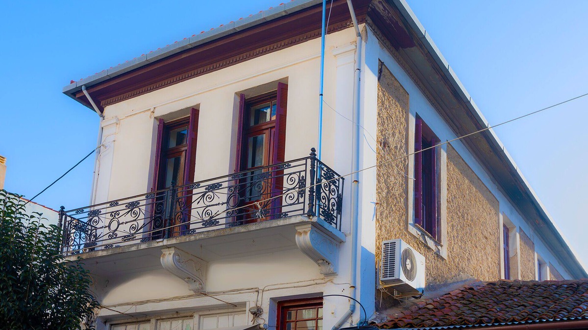 Tripoli Apartment | Era of Elegance: 1928 Classic Dwelling