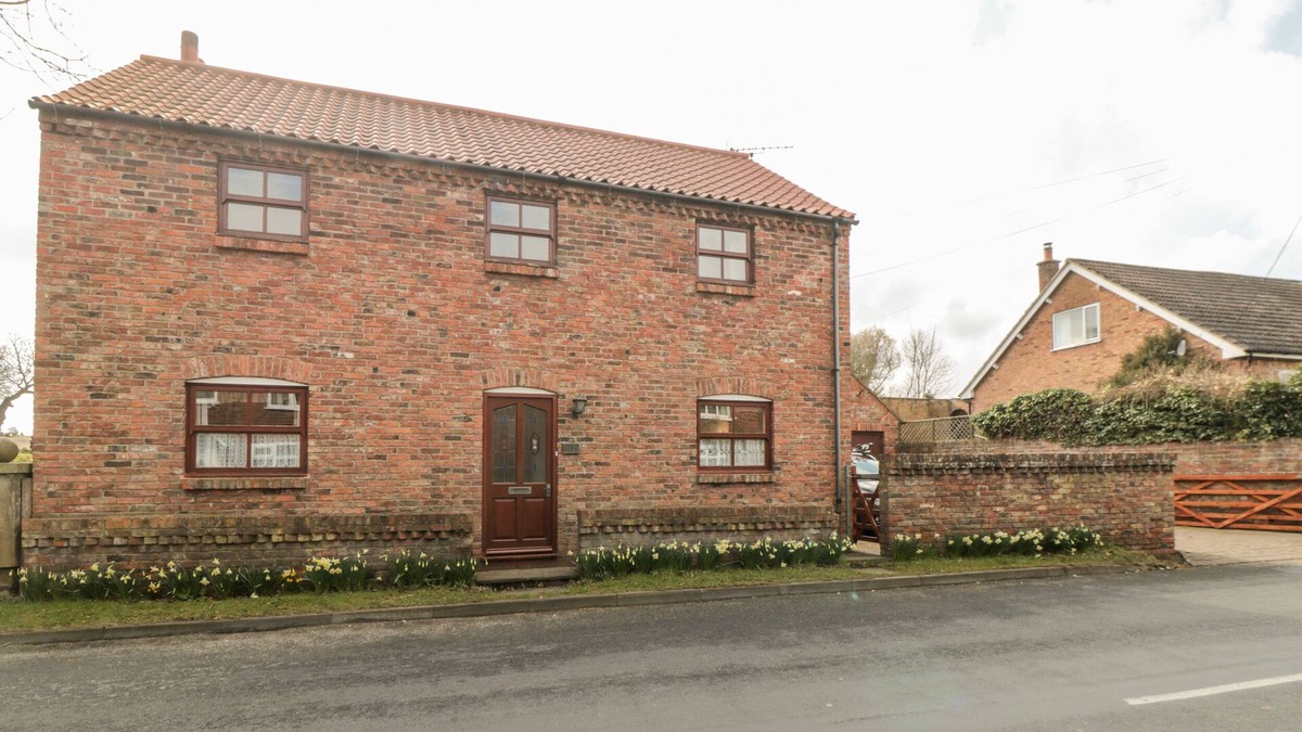 Muston Cottage | ERIC HOUSE, family friendly, with open fire in Filey