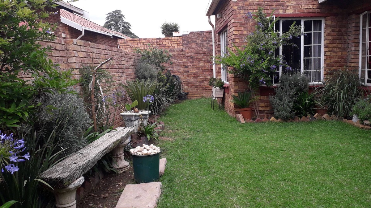 Ekurhuleni House | Erica's: Farrarmere - Small Double bed for 1 person.