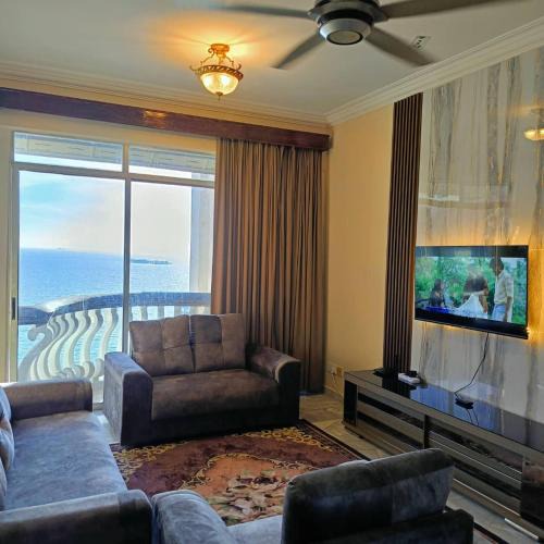 Taman Tanjung Apartment | ERICCA 3 Bedroom Seaview Suite, Glory Beach Resort, PD