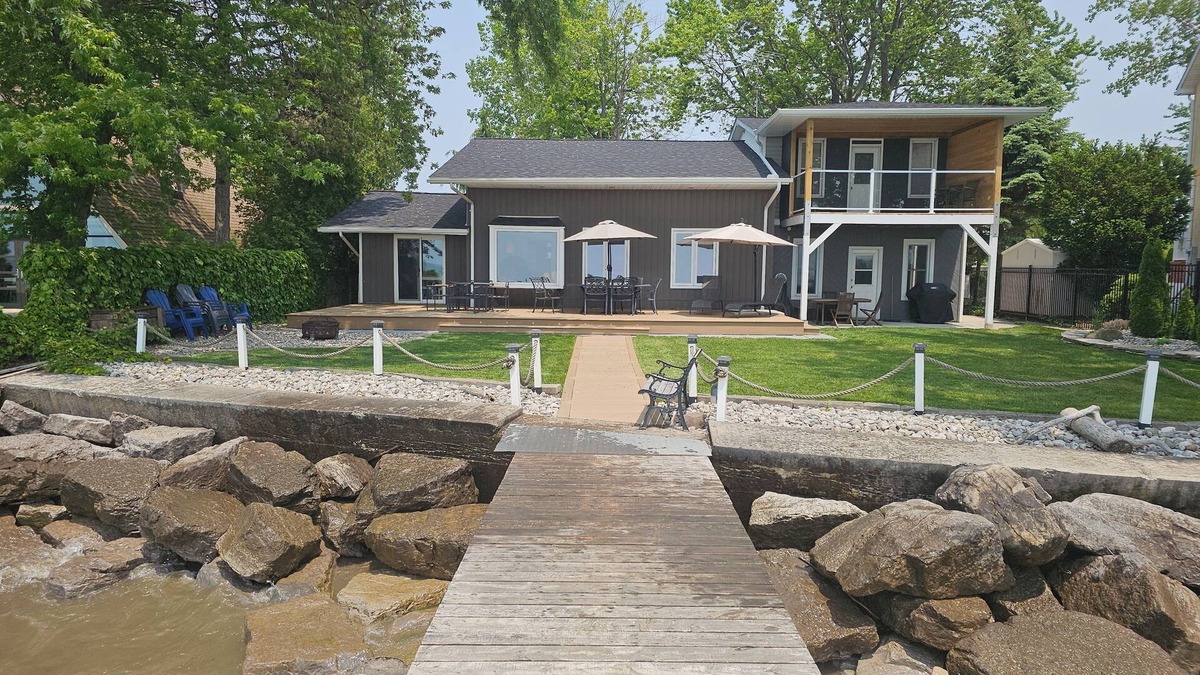 Amherstburg House | Erie View Lakehouse - Serene and Spacious