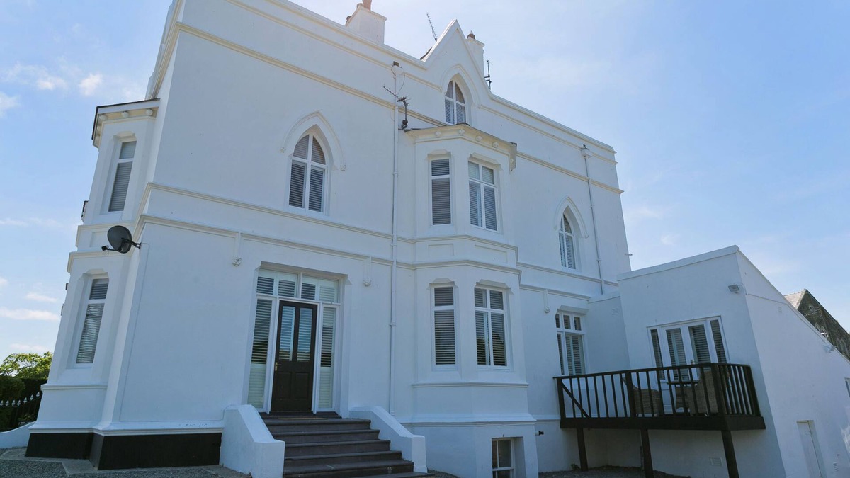 Menai Bridge Apartment | Eryl Mor - a coastal that sleeps 14 guests in 7 bedrooms