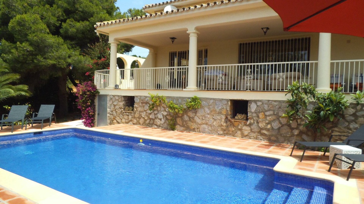 Marbella Villa | CABOPINO GOLF VILLA & POOL 15 MINS WALK TO PORT/ANDYS BEACH/BARS/RESTAURANTS
