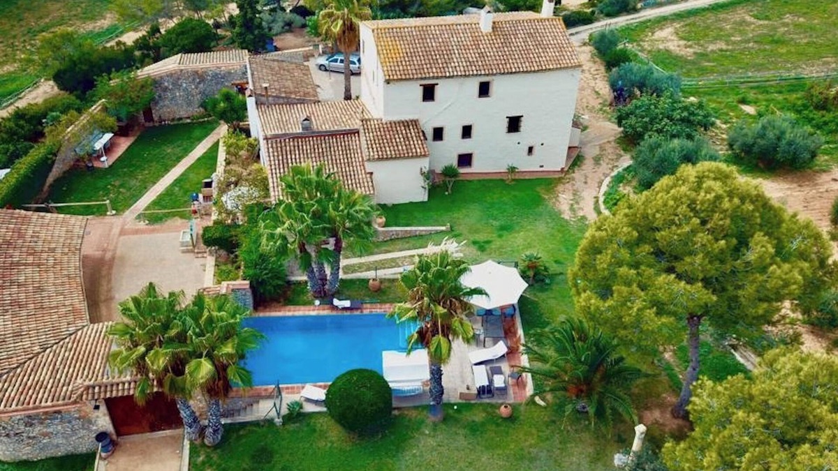 Castellet i la Gornal Villa | Holiday cottages surrounded by olive trees, grapevines and horses