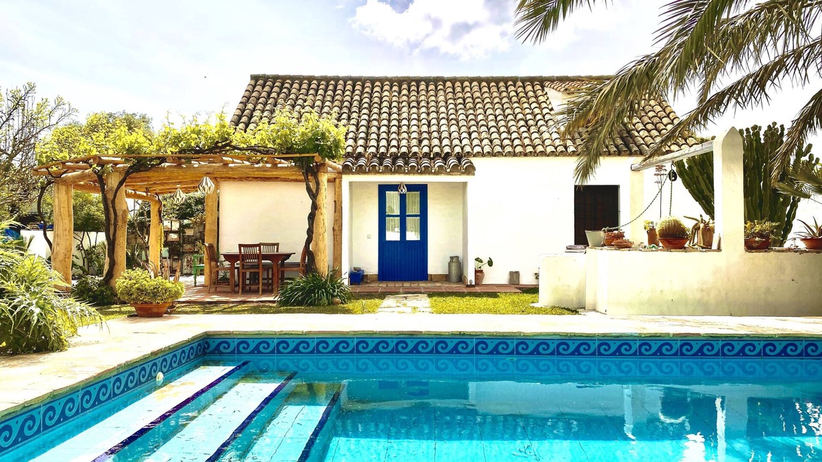 El Palmar House | Traditional Spanish house with private pool near the beach.