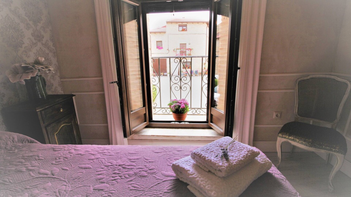 Montejo de la Vega de la Serrezuela Cottage | Wabisabi Townhouse en Hoces del Río Riaza