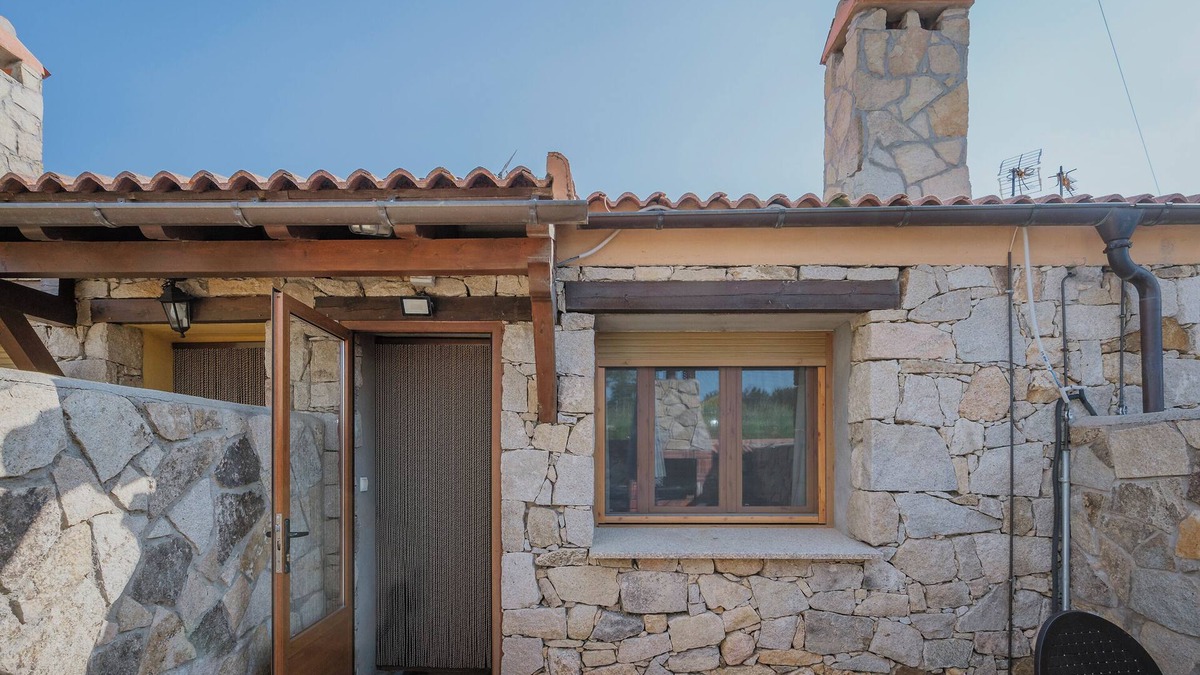 San Martin de la Vega del Al House | Country House 'La Vega De Gredos' with Mountain View, Private Terrace and Wi-Fi