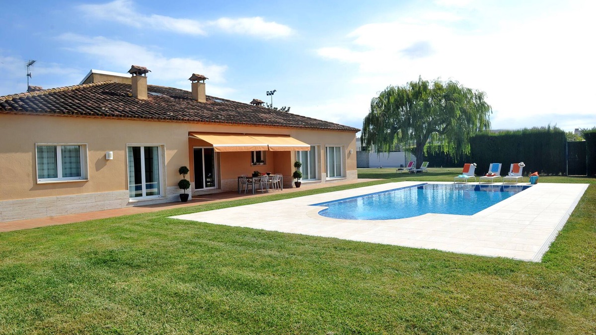 Calonge Villa | Just a 5-minute walk to the beach! Relax in style in this spacious villa.