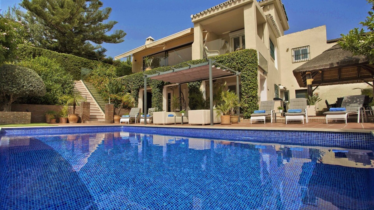 Calahonda Villa | Luxury 5 Bed Villa - HEATED Pool-Jacuzzi-Outdoor Kitchen-Pergola-Table Tennis