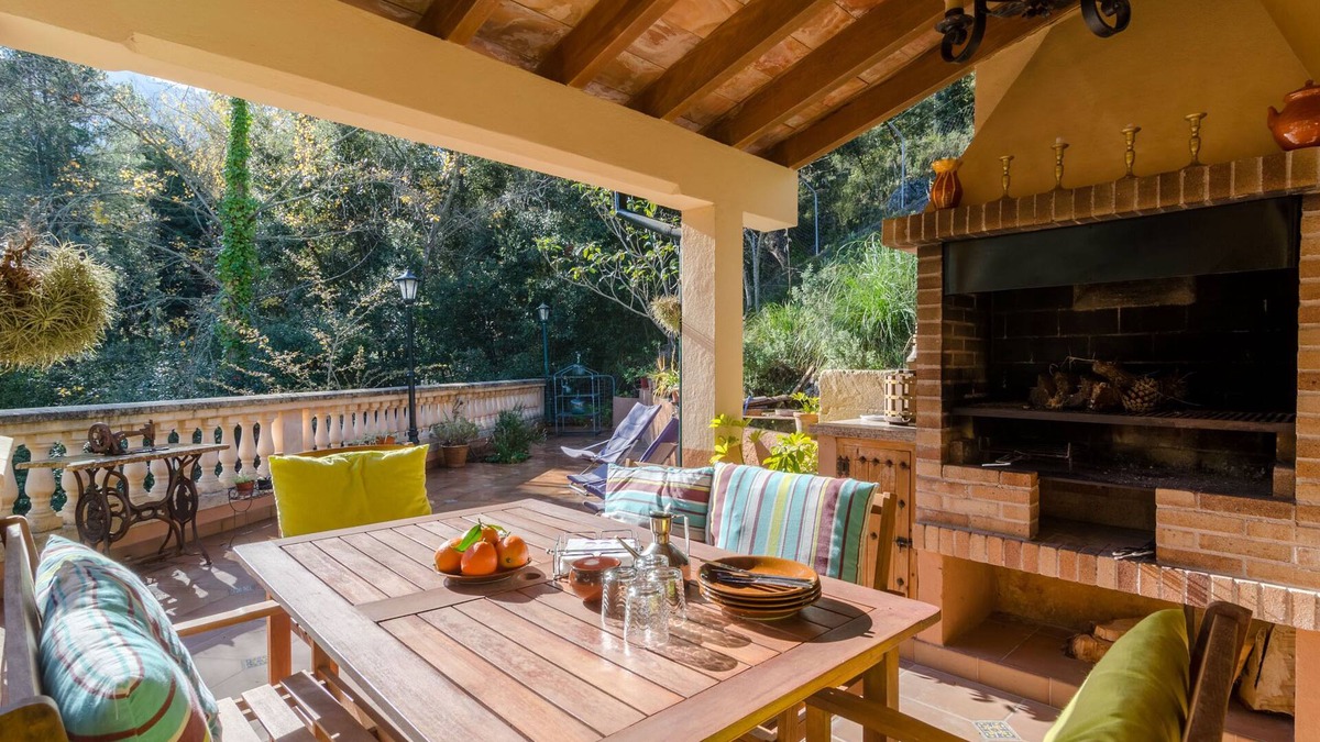Lluc House | ES VINT I NOU - Beautiful house with great terrace amidst the mountains.